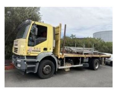 un camion jaune garé dans un parking