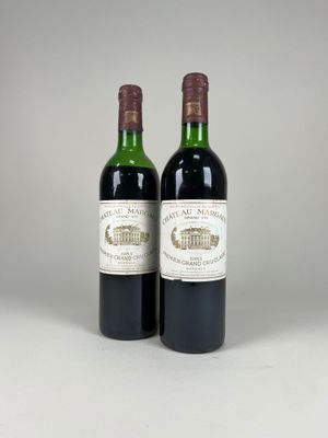 deux bouteilles de vin posées l'une à côté de l'autre sur une table