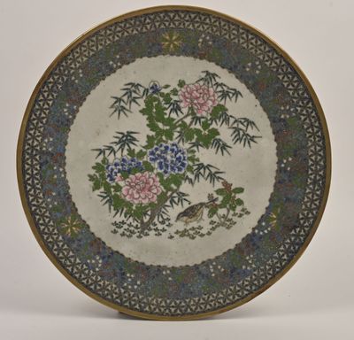 Gros plan sur une assiette ornée de fleurs et d'oiseaux