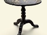 une petite table sur laquelle est posé un plateau en métal
