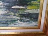 une image d'un tableau représentant un bateau dans l'eau