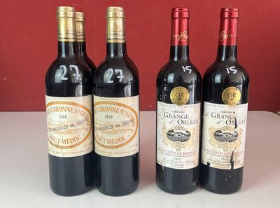 plusieurs bouteilles de vin sont alignées sur un comptoir