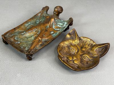 DEUX VIDE-POCHES en bronze chat et femme style 1900