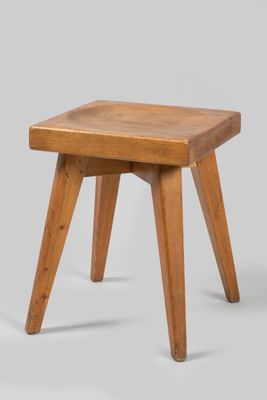 une image représentant un petit tabouret en bois sur fond gris