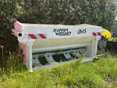 une grosse machine garée sur le bord de la route