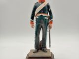 figurine représentant un soldat en uniforme, muni d'une épée