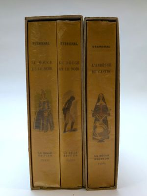deux livres dans une boîte en carton posée sur une surface blanche