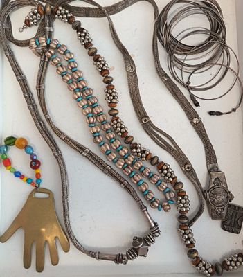 de nombreux colliers et bracelets de styles variés présentés dans une boîte