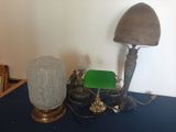 une table sur laquelle se trouvent une lampe et un abat-jour