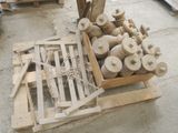 un tas de poteries posé sur une palette dans un garage