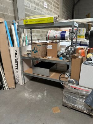 beaucoup de cartons et d'autres objets dans une pièce