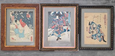 Trois tableaux encadrés représentant des femmes dans le style de l'art traditionnel japonais sont accrochés au mur.