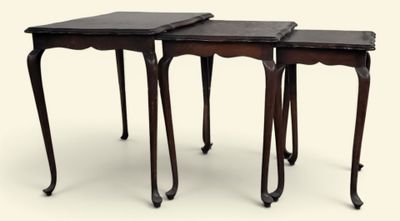 paire de tables gigognes anciennes en acajou, avec des pieds tournés