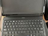 un ordinateur portable posé sur un bureau
