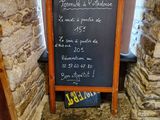 un tableau noir sur lequel est écrit le menu
