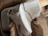 un carton contenant plusieurs chaises