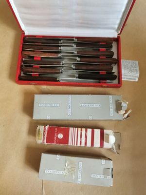 quatre couteaux dans une boîte rouge posée sur une table