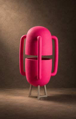 une image représentant une chaise rose posée sur un parquet
