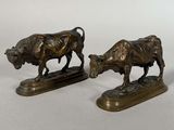 paire de serre-livres anciens en bronze représentant un taureau et un bison, sur socle en marbre
