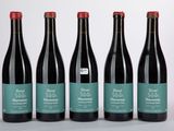 quatre bouteilles de vin sont alignées
