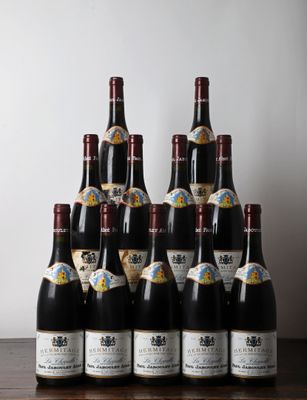 plusieurs bouteilles de vin posées sur une table en bois