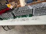 de nombreux verres à vin vides posés sur une table dans un entrepôt