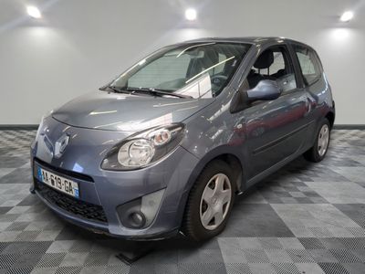la photo d'une voiture grise garée dans un garage