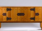 une armoire en bois dont la façade est ornée d'un motif