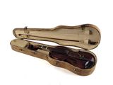 un violon dans un étui en bois posé sur une surface blanche