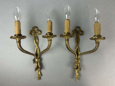 Lot comprenant un petit LUSTRE à 5 lumières en bronze doré, …