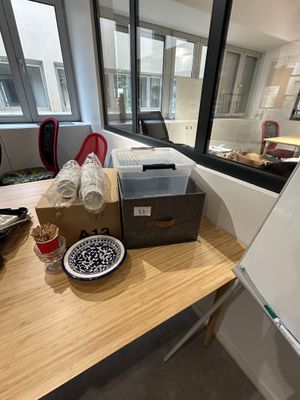 un tableau blanc posé sur une table dans un bureau