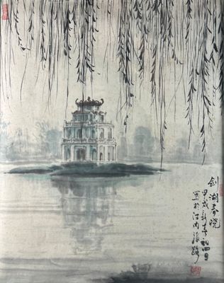 peinture d'un bateau sur un plan d'eau avec un bâtiment en arrière-plan