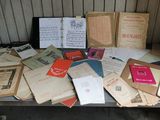 une table recouverte de livres et de papiers