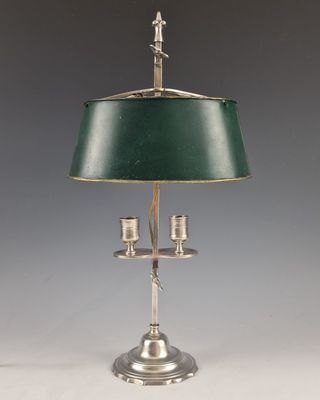 une photo d'une lampe de table surmontée d'un abat-jour vert