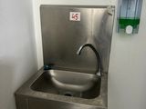 un évier en acier inoxydable dans le coin d'une salle de bains