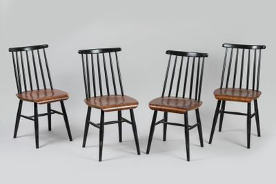 trois chaises en bois assises l'une à côté de l'autre sur une surface blanche