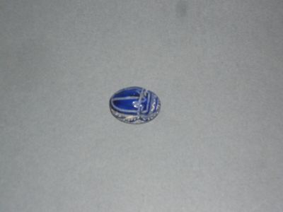 une photo d'un insigne posé sur le sol d'une pièce