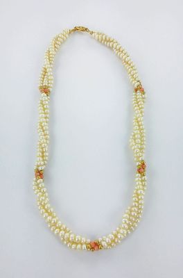 un collier de perles blanches orné de perles roses et dorées