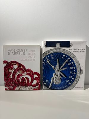 une montre bleue et rouge et une boîte de bracelets rouges et blancs