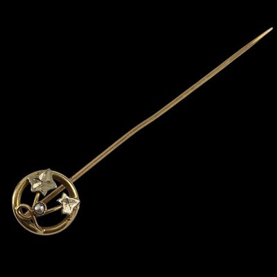 Gros plan sur une broche en or et diamants