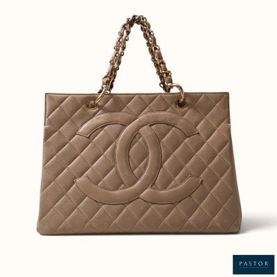 un sac cabas Chanel en cuir matelassé beige, muni de anses en chaîne