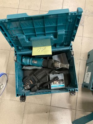 une boîte à outils bleue avec des outils sur le sol