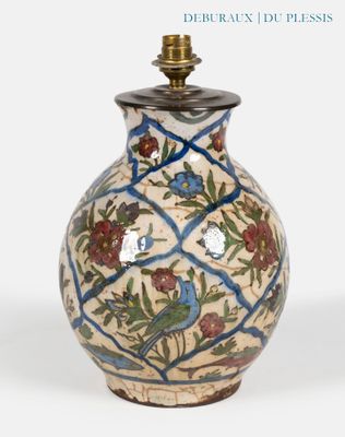 un vase avec un oiseau posé sur une table