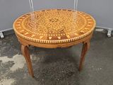 une table ornée d'un motif, placée au milieu d'une pièce