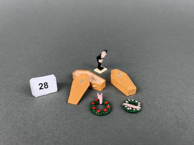 figurines miniatures représentant un homme sur une rampe en bois avec une couronne de Noël