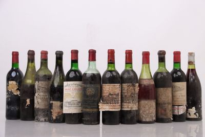 plusieurs bouteilles de vin sont alignées sur une table