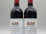 deux bouteilles de vin rouge posées l'une à côté de l'autre sur une table