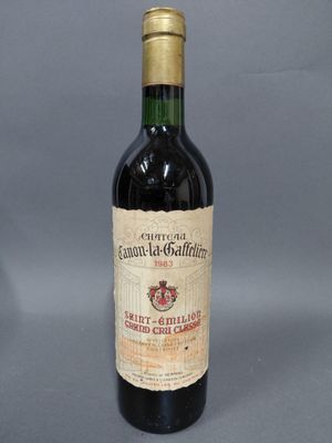 une bouteille de vin posée sur une table