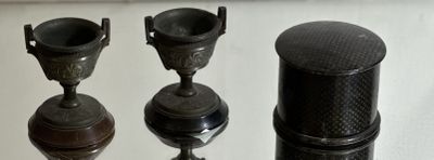 trois types de vases différents posés sur une table