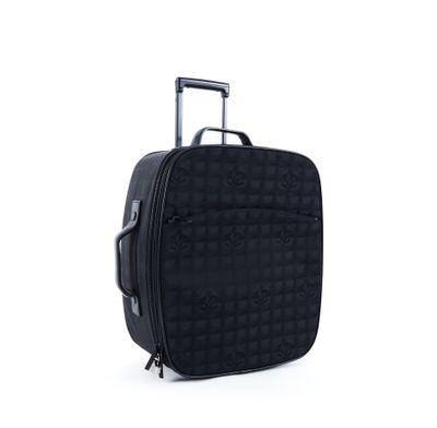 un bagage posé sur une surface blanche